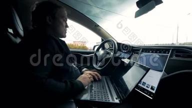 司机驾驶自动驾驶仪驾驶汽车，同时使用笔记本电脑，关闭。
